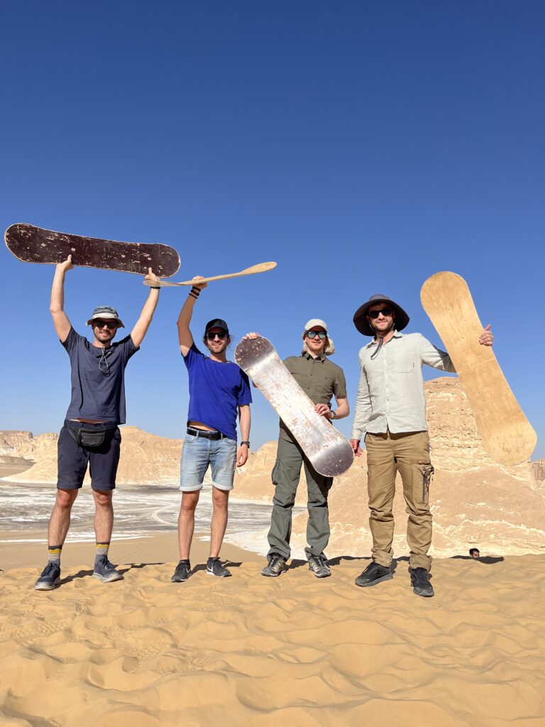 Gruppo di persone nel deserto