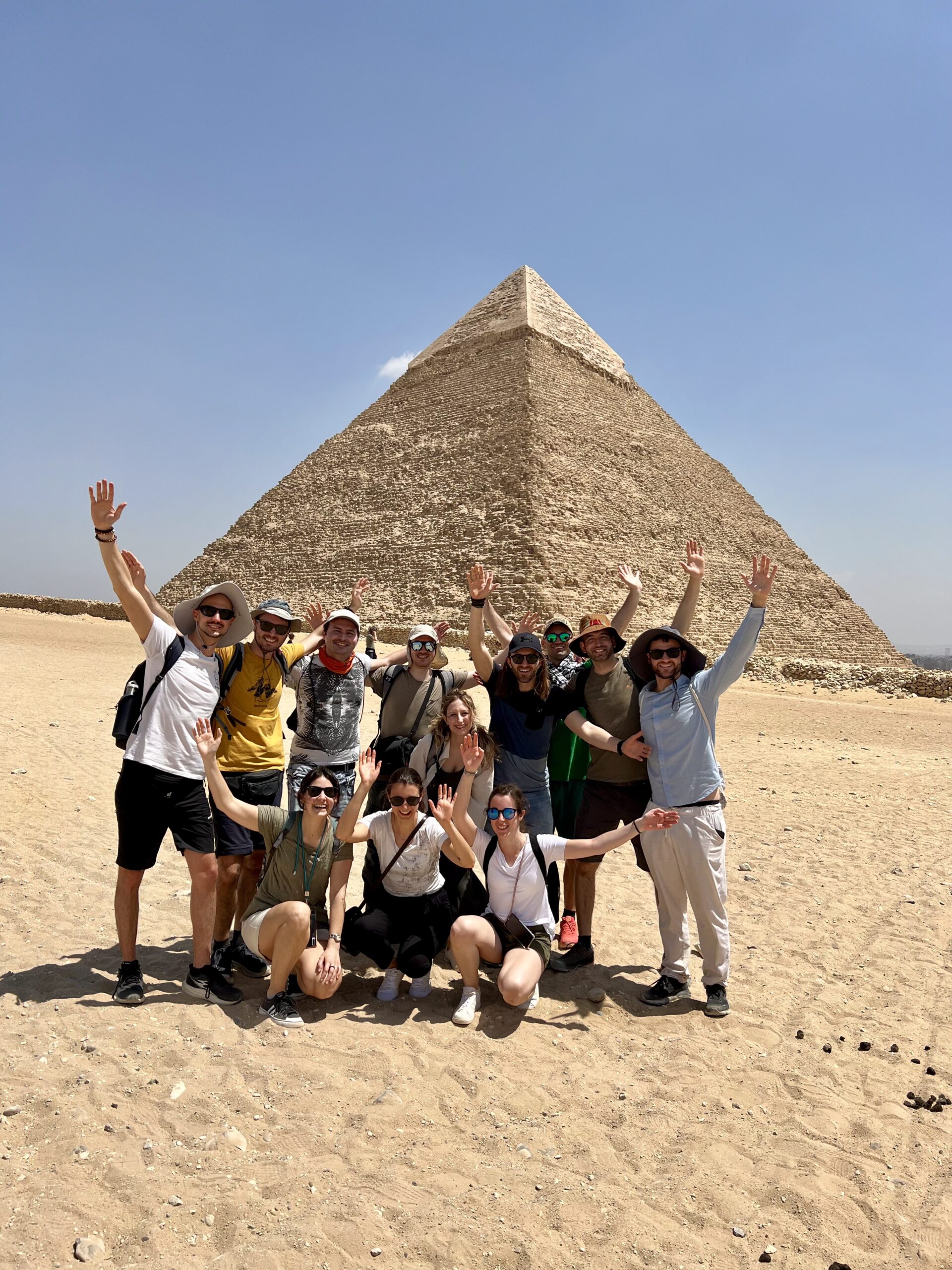 Gruppo di persone in Egitto con piramide sullo sfondo