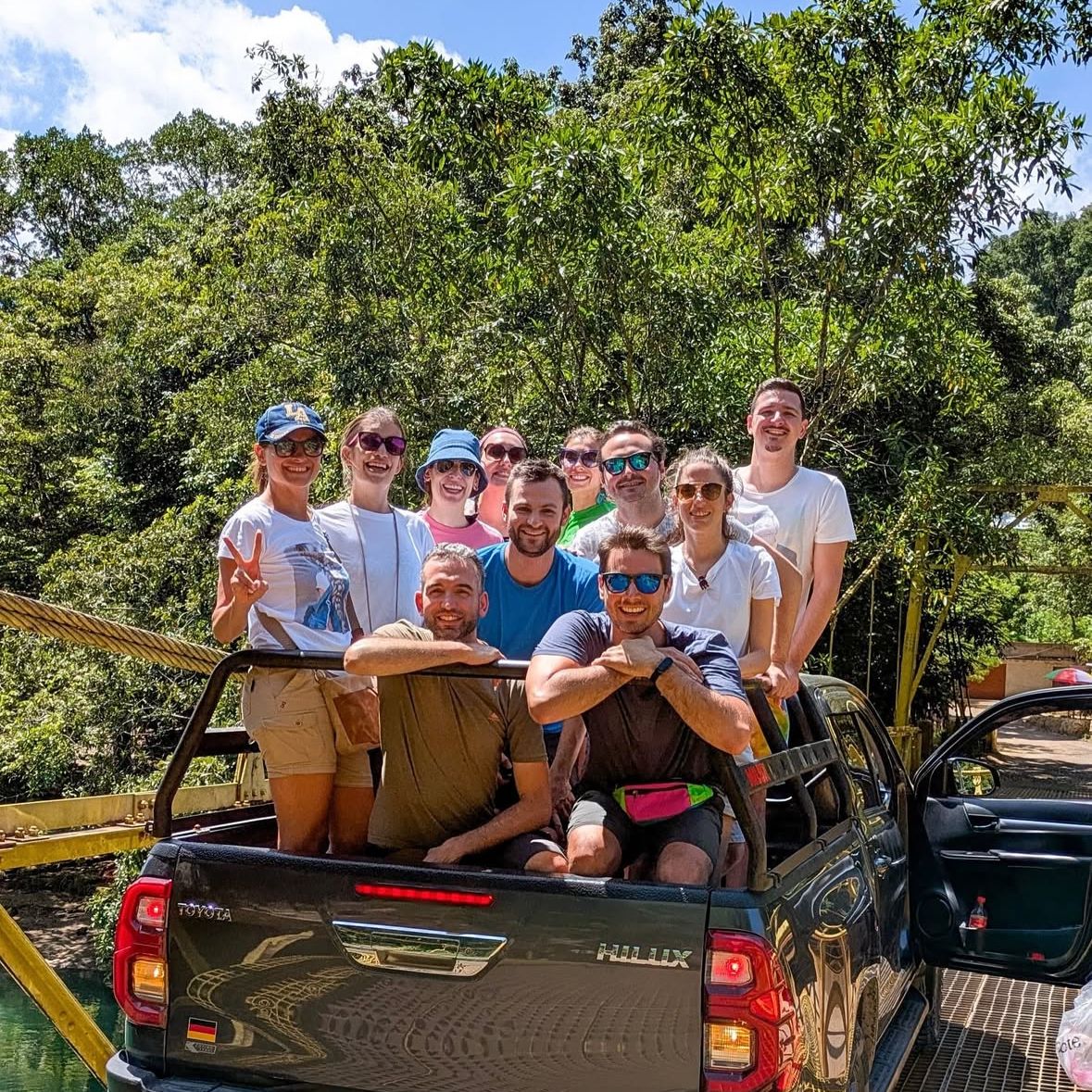 Gruppo di persone in viaggio su una macchina