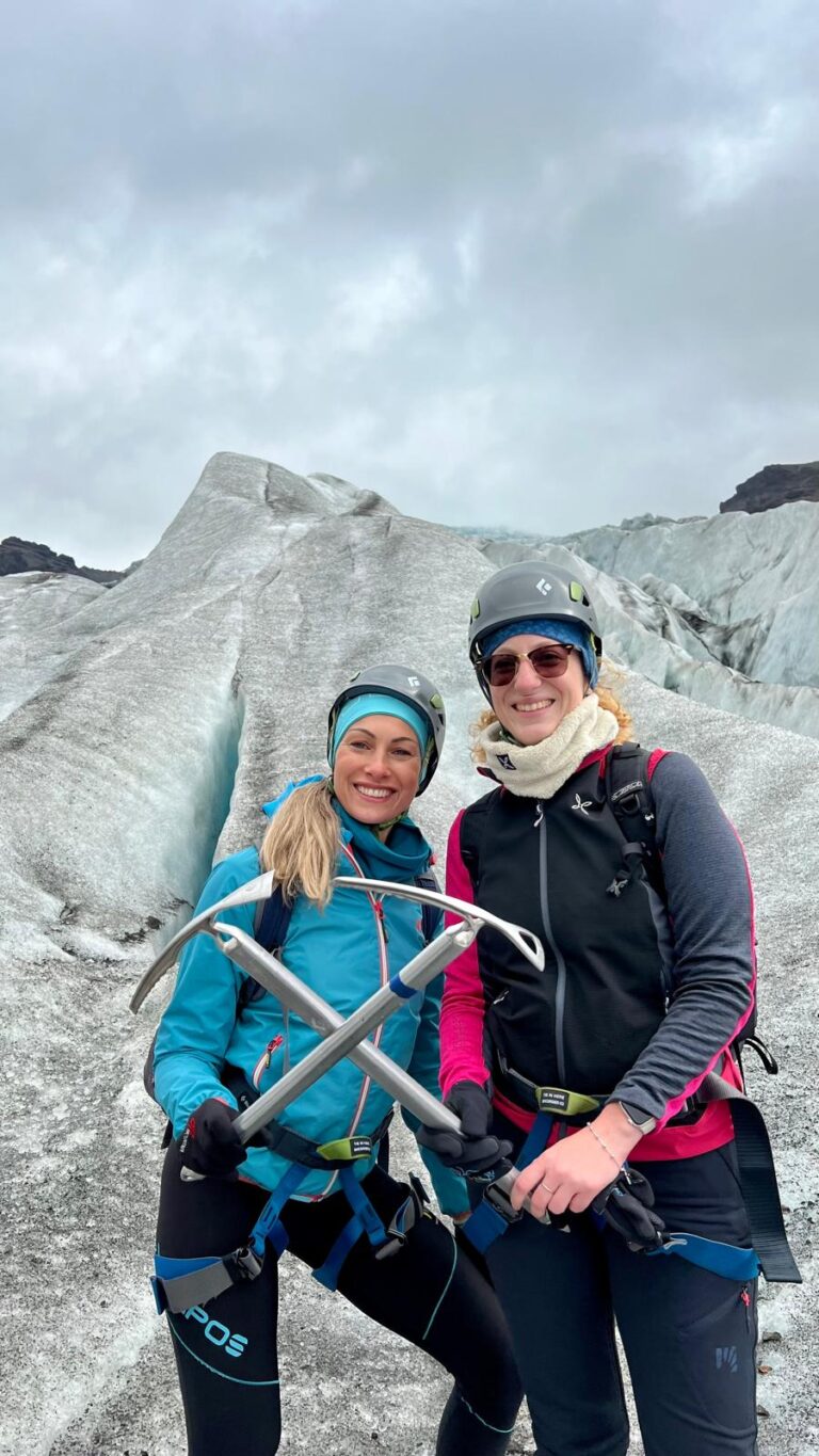 Foto di due ragazze sulla neve